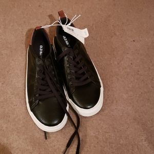 Low top boys black faux leather sneakers
